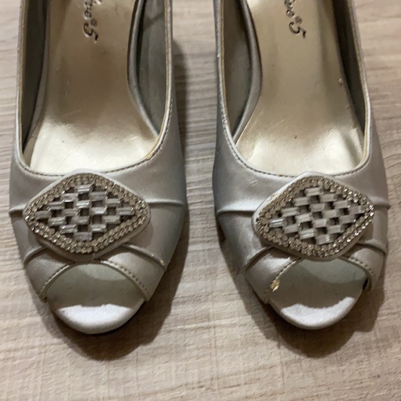Easy Street Alive 5 Silver Shoes | Size 7 - Picture 7 of 9